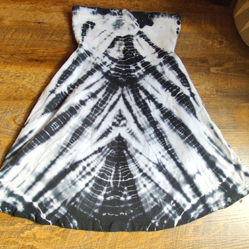 Women's black and white tie dye strapless dress
